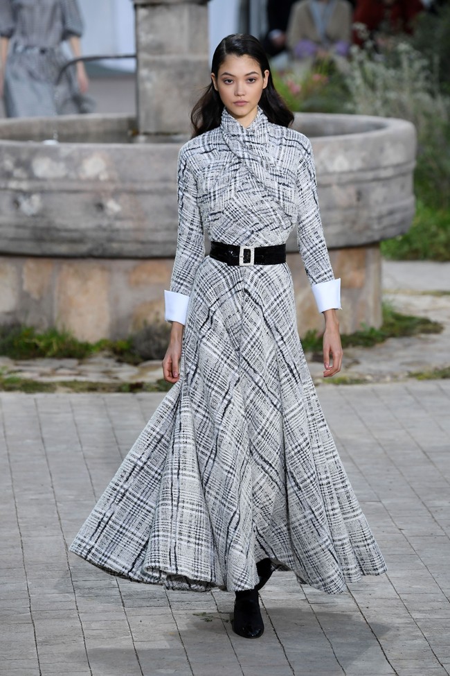 Fashion show koleksi Chanel Couture Spring 2020 di Paris Fashion Week, The Grand Palaris, Paris, Prancis. Photo by Pascal Le Segretain/ Getty Images.