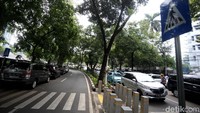 Hampir setengah badan jalan di kawasan tersebut dipakai untuk parkir liar kendaraan.