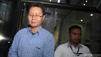 Komisaris PT Darmex Agro yang sempat menjabat sebagai Legal Manager PT Duta Palma Group pada tahun 2014,   Suheri Terta  menuju mobil tahanan usai diperiksa penyidik di Gedung KPK, Jakarta, Rabu (22/1/2020).