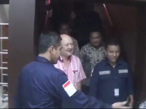 Kucing-kucingan dengan Wartawan, AHS Datangi Polda Jatim Lewat Pintu Khusus