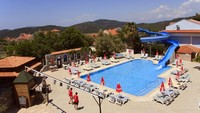 Ova Resort berada di Kota Oludeniz, Provinsi Mugla atau di bagian selatan Turki. Dari Kota Istanbul, butuh perjalanan 1 jam naik pesawat ke Kota Dalaman. Lalu lanjut naik mobil sekitar 1 jam (Booking.com)