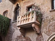 Cinta Tak Lagi Cuma-cuma, Verona Terapkan Tiket Masuk Balkon Romeo dan Juliet
