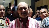 Ari mendatangi Polda Jatim sejak pukul 10.25 WIB. Sedangkan pemeriksaan ini dilakukan selama enam jam hingga pukul 16.00 WIB. Dalam pemeriksaan itu, Ari mendapat 39 pertanyaan dari penyidik.