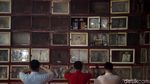 Begini Potret Warga Tionghoa Berziarah Jelang Imlek