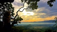 Saat sunset, pemandangan cantik dari Bukit Gede jangan sampai dilewatkan. Para pendaki juga akan disuguhi oleh  pemandangan deretan Gunung Lawu yang indah. (dok. Istimewa)