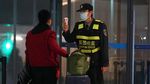 Warga China Ramai-ramai Pakai Masker untuk Antisipasi Virus Corona