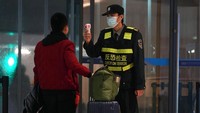 Bandara Internasional Wuhan Tianhe memperketat pemeriksaan sebagai upaya antisipasi meluasnya virus corona. AP Photo/Dake Kang.