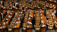 Sebanyak 248 dari 575 anggota DPR tak hadir dalam rapat paripurna tersebut.