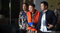 Agung Ilmu Mangkunegara berjalan menuju mobil tahanan.