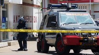 Tim Penjinak Bahan Peledak (Jihandak) yang telah mengenakan pakaian anti bom bersiap mengevakuasi benda mencurigakan tersebtu.