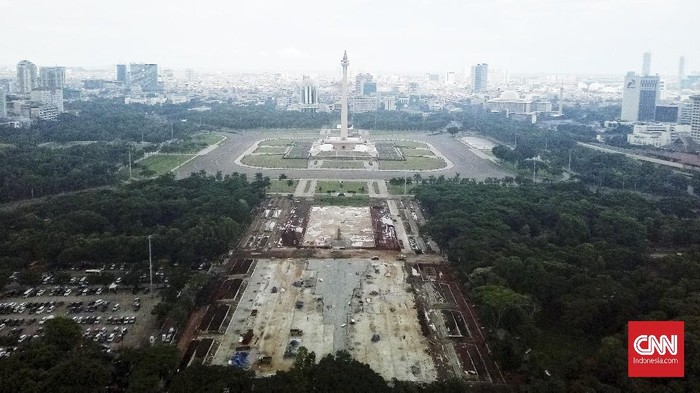 Suasana pembangunan proyek revitalisasi Taman Monumen Nasional (Monas). Jakarta, Rabu (22/1/2020). Sejumlah fasilitas publik akan dibangun di Taman Monas, mulai dari lokasi upacara dan parade. CNN Indonesia/Andry Novelino
