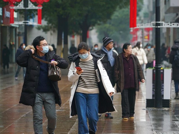 Virus corona jenis baru yang muncul di Wuhan, China membuat warga memburu masker pelindung pernapasan. Masker digunakan untuk antisipasi terjangkit penyakit itu