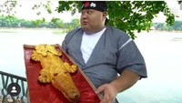 Kenta juga pernah makan roti buaya, belajar bikin dodol Betawi hingga menikmati soto Betawi yang maknyus. Wah seru banget momen kulineran Kenta. Foto: instagram @kentakenta3