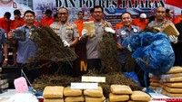 Kapolda Metro Jaya Irjen Nana Sudjana menunjukkan barang bukti ganja di Mapolda Metro Jaya, Jakarta, Rabu (22/1/2020).