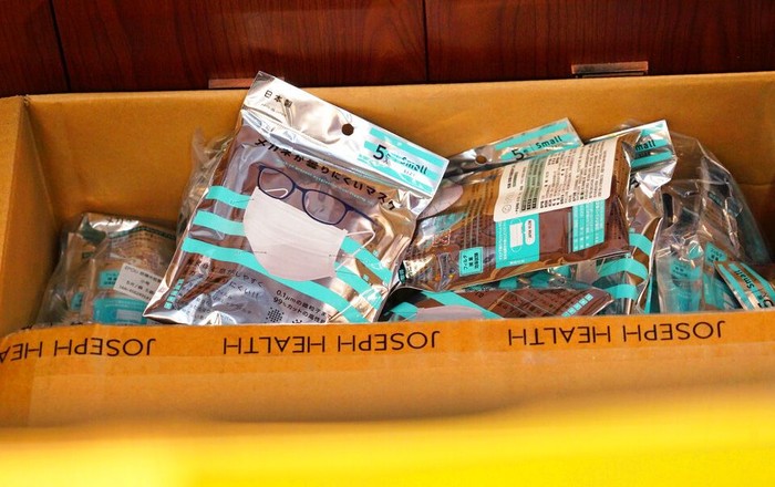 Virus corona jenis baru yang muncul di Wuhan, China membuat warga memburu masker pelindung pernapasan. Masker digunakan untuk antisipasi terjangkit penyakit itu