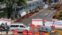 Pengalihan rute tersebut dilakukan karena terjadinya penyempitan jalur akibat adanya pekerjaan proyek LRT.