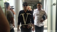 Polisi juga memeriksa Adjie Notonegoro  tekait kasus ini.