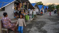 Sementara itu, sejumlah penyintas bencana gempa dan tsunami Palu juga ada yang menempati hunian sementara (Huntara) bantuan Mercy Malaysia di kawasan Palu, Sulawesi Tengah.