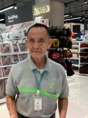 Pracha, pria berusia 81 tahun yang dulunya CEO kini bekerja sebagai sales di mall