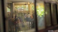 Momen menjelang Tahun Baru Imlek kerap dimanfaatkan keluarga untuk datang berziarah ke rumah abu dan mendoakan keluarga mereka yang telah tiada.