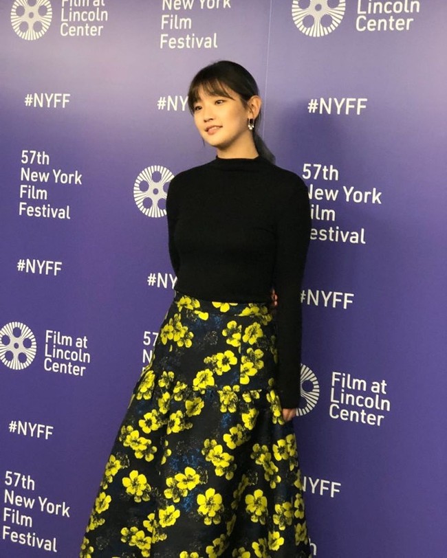 Ketika menghadiri New York Film Festival, Park So Dam memilih rok bervolume motif floral dengan atasan pas badan warna hitam. Foto: Instagram @sodam_park_0908