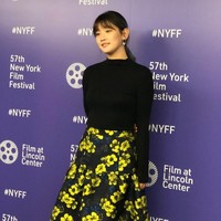 Ketika menghadiri New York Film Festival, Park So Dam memilih rok bervolume motif floral dengan atasan pas badan warna hitam. Foto: Instagram @sodam_park_0908