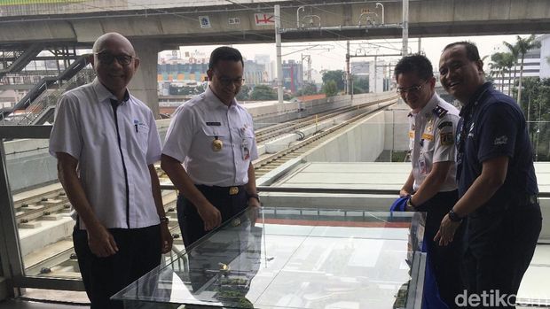 Anies Baswedan melakukan peletakan batu pertama pembangunan jembatan layang integrasi Stasiun MRT ASEAN dan Halte TransJakarta CSW / 