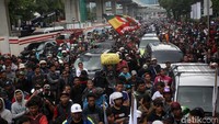 Lalu lintas di Jalan HR Rasuna Said yang mengarah ke Jalan HOS. Cokroaminoto tampak agak tersendat karena massa menutup setengah dari jalan yang ada. Namun, kendaraan roda dua dan roda empat masih dapat melalui jalan tersebut.