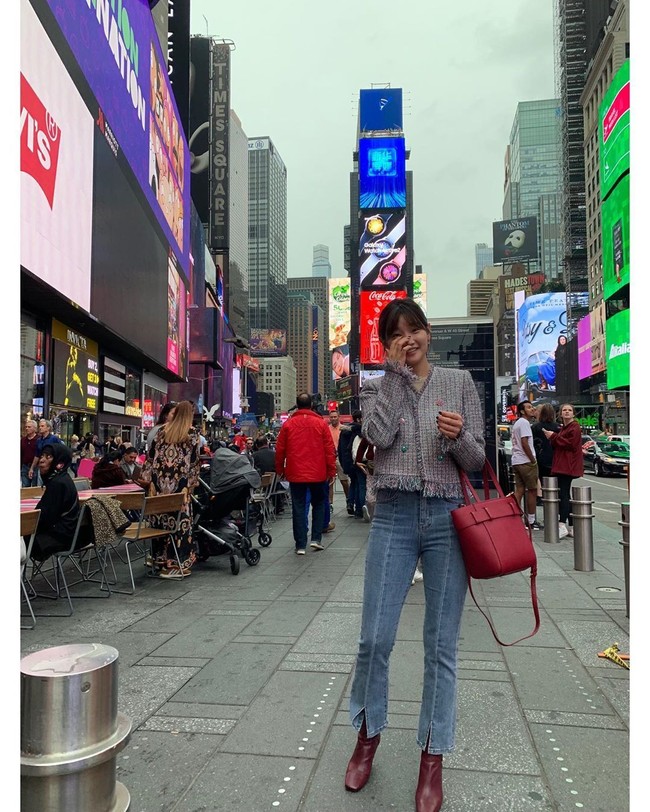 Sedangkan untuk gaya sehari-hari, tampilannya tentu lebih santai meski tetap terlihat elegan. Kali ini ia memadankan celana jeans dengan jaket berumbai yang cantik. Foto: Instagram @sodam_park_0908