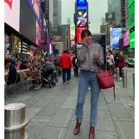 Sedangkan untuk gaya sehari-hari, tampilannya tentu lebih santai meski tetap terlihat elegan. Kali ini ia memadankan celana jeans dengan jaket berumbai yang cantik. Foto: Instagram @sodam_park_0908