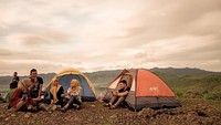 Kamu yang ngaku pecinta alam, mesti liburan ke Ponorogo. Di sana ada Bukit Gede yang bisa dipakai buat kemping asyik bareng teman-teman. (dok. Istimewa)