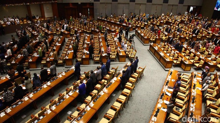 Sebanyak 248 dari 575 anggota DPR tak hadir dalam rapat paripurna penetapan Program Legislasi Nasional (Prolegnas) Prioritas tahun 2020.