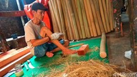 Di bengkel yang sederhana ini, terdapat sebuah ruangan dengan beberapa kayu dan bambu dengan jenis mahoni dan jati untuk menjadi sebuah karya seni yang memiliki nilai jual.