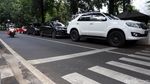 Bandel! Parkir Liar Duduki Bahu Jalan Raden Fatah