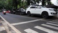 Sejumlah kendaraan roda empat tampak terparkir di bahu Jalan Raden Fatah, Kebayoran Baru, Jakarta, Rabu (22/1/2020).