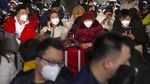 Warga China Ramai-ramai Pakai Masker untuk Antisipasi Virus Corona