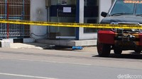 Pada kardus dalam plastik biru tersebut terlihat ada beberapa kabel seperti rangkaian.