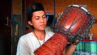 Salah satu yang banyak dicari pembeli adalah alat musk tifa.