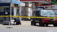 Jihandak mengikat kardus kecil itu untuk dievakuasi ke dalam mobil.