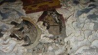 Ornamen serta hiasan yang berada di bagian dalam bangunan rumah abu tampak kental dengan seni khas Tionghoa.