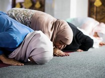 Hukum Salat Berjamaah Kaum Wanita dengan Imam Wanita, Bolehkah?