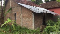 Menurut salah seorang tetangga, Darmowiyono (83), rumah yang ditinggali Rubingah saat ini merupakan bantuan pascagempa 2006.