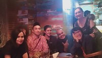 Seperti pada momennya kali ini, ia dengan teman-teman rekan sesama artis nongkrong di sebuah kafe. Tampak Gary Iskak dan juga Aming ikut berkumpul di sana. Foto: Instagram @dhartymanullang