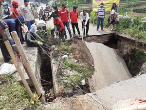 Jalan Menuju Pemkab Bandung Barat Ambles, Bupati Aa: Akan Diperbaiki