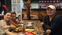 Makan bersama di restoran berdominasi warna cokelat, Dharty Manullang memesan menu jagung bakar. Menurutnya jagung bakar tersebut terasa enak! Jagung bakar yummy... cus mampir, tulisnya.  Foto: Instagram @dhartymanullang