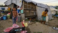 Sejumlah penyintas bencana beraktivitas di dekat tenda darurat yang berada di shelter Balaroa, Palu, Sulawesi Tengah, Selasa (21/1/2020).