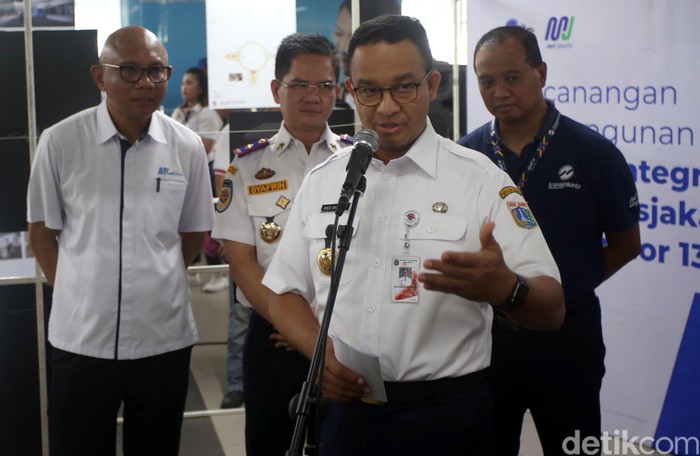 Anies Baswedan meresmikan pembangunan sky bridge Stasiun MRT ASEAN. Jembatan layang itu akan hubungkan Stasiun MRT ASEAN dengan Halte TransJakarta CSW.