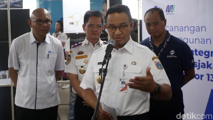 Anies Baswedan meresmikan pembangunan sky bridge Stasiun MRT ASEAN. Jembatan layang itu akan hubungkan Stasiun MRT ASEAN dengan Halte TransJakarta CSW.