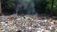 Asap yang ditimbulkan dari pembakaran sampah tersebut mengancam kesehatan warga.