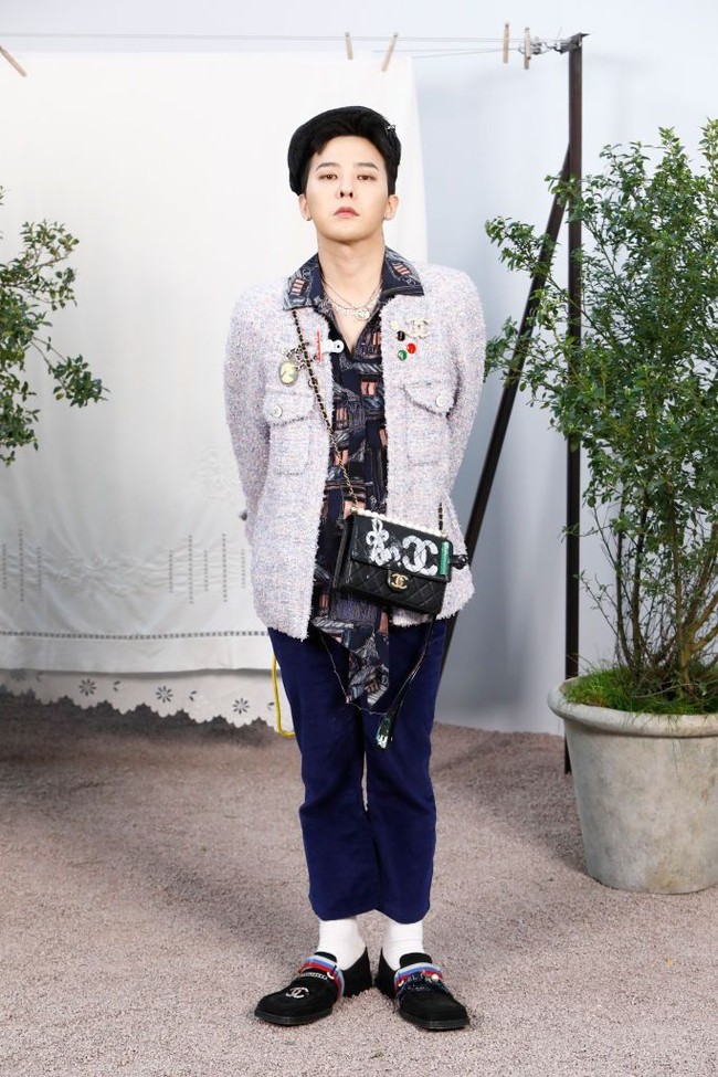 Eksplorasi gaya sering ditunjukkan G-Dragon saat berbusana Chanel. Salah satunya ketika dia hadir di show Chanel Haute Couture Spring/Summer 2020, Paris Fashion Week. Foto: Getty Images